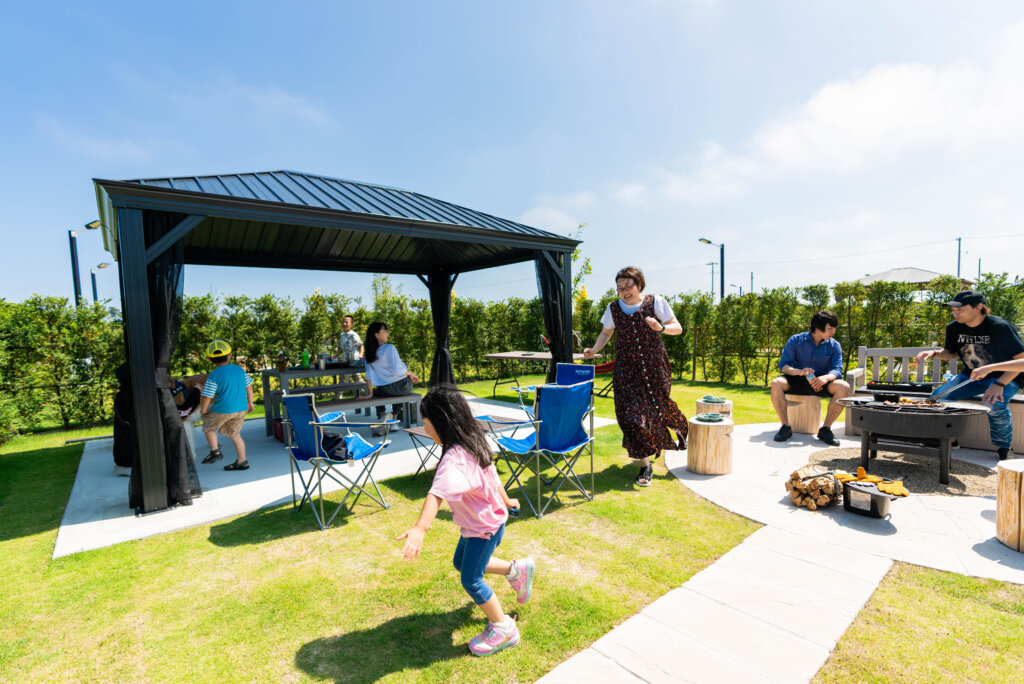 庭の東屋で過ごす人々